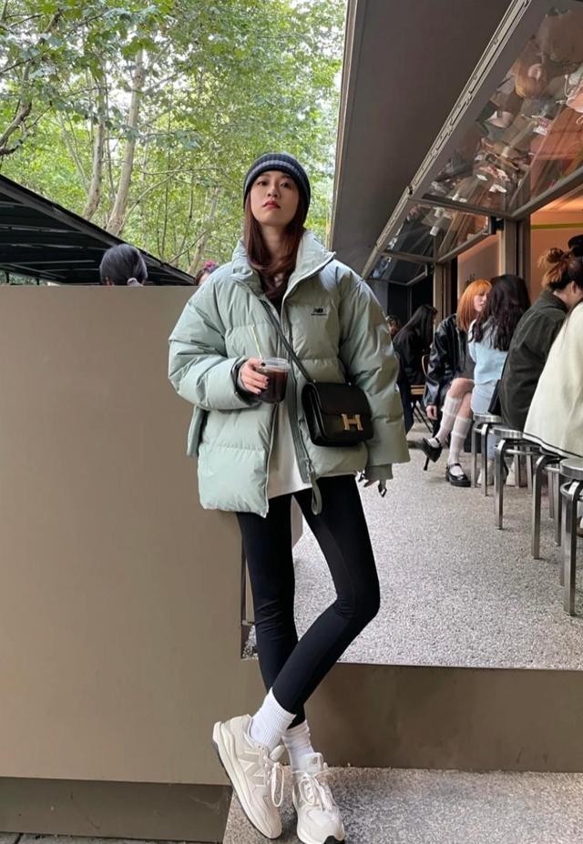 减龄 不要再崇拜复古色,试试今年流行的灰绿色,减龄还时髦