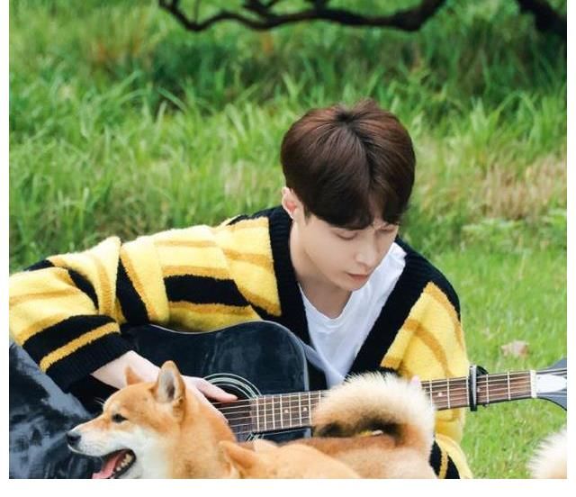 向往5全家一起去春游，大家都穿秋裝，唯獨張藝興在“過冬”