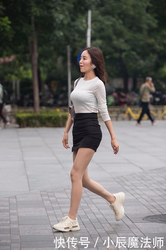 紧身长袖+黑色短裙,造型独特,让街头美女舒适又好看
