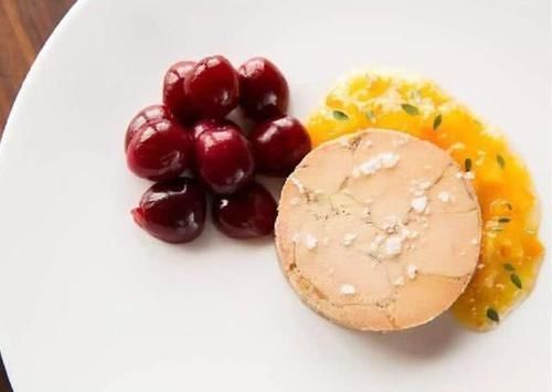 迪拜人请客吃“鹅肝”,一份上千块,中国小伙菜市场100块半斤