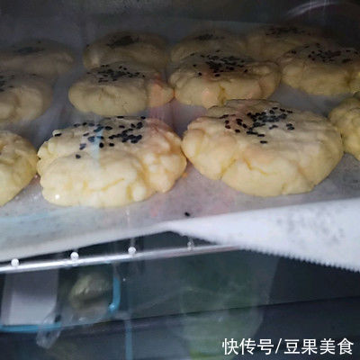 搅拌均匀|简单易做的零失败的核桃酥，让人吃了还想吃