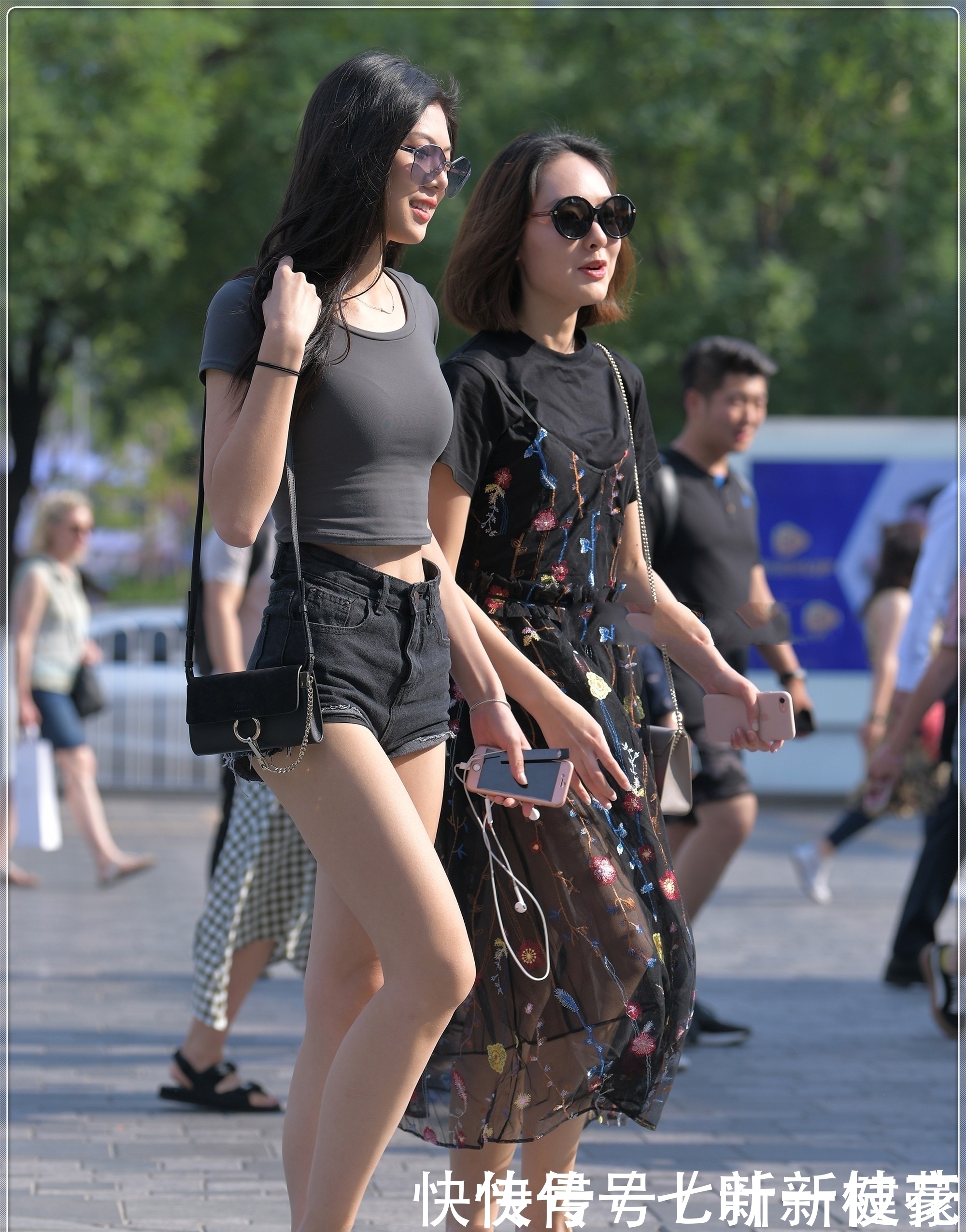 T恤加短裤又美又飒,五彩长裙清新自然,风格独特