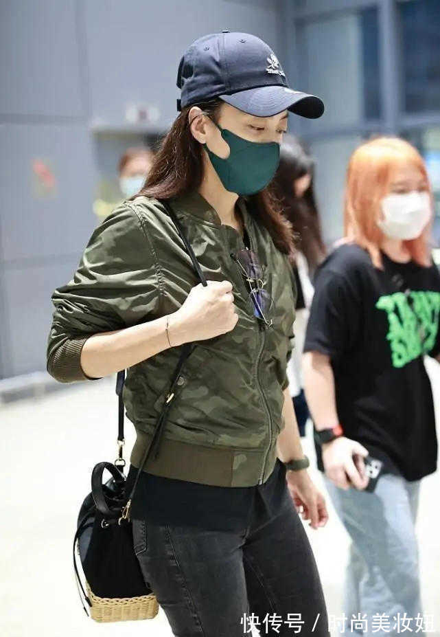 棒球服|霍汶希真的美出圈,穿绿夹克配牛仔裤走机场,颜值气质媲美大明星