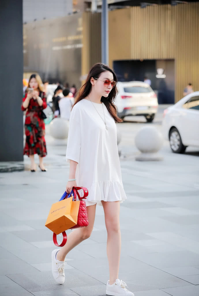 抹胸|丸子头发型的小姐姐,白色抹胸连体阔腿裤,纯净温婉