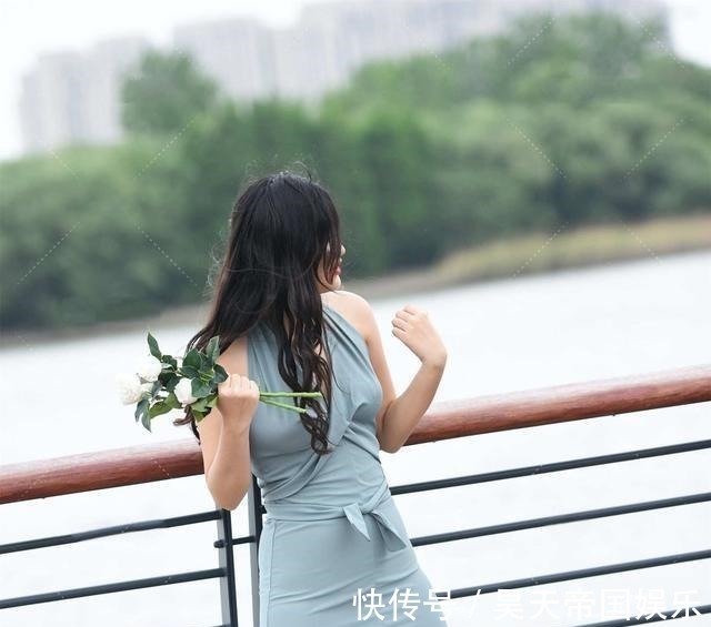 雾霾 雾霾蓝色高级优雅,和连衣裙组合在一起,显现浪漫温婉的轻熟风格!