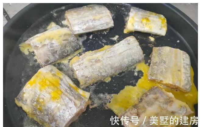 带鱼|煎带鱼时，别再放面粉了，教你多加2味，带鱼外酥里嫩