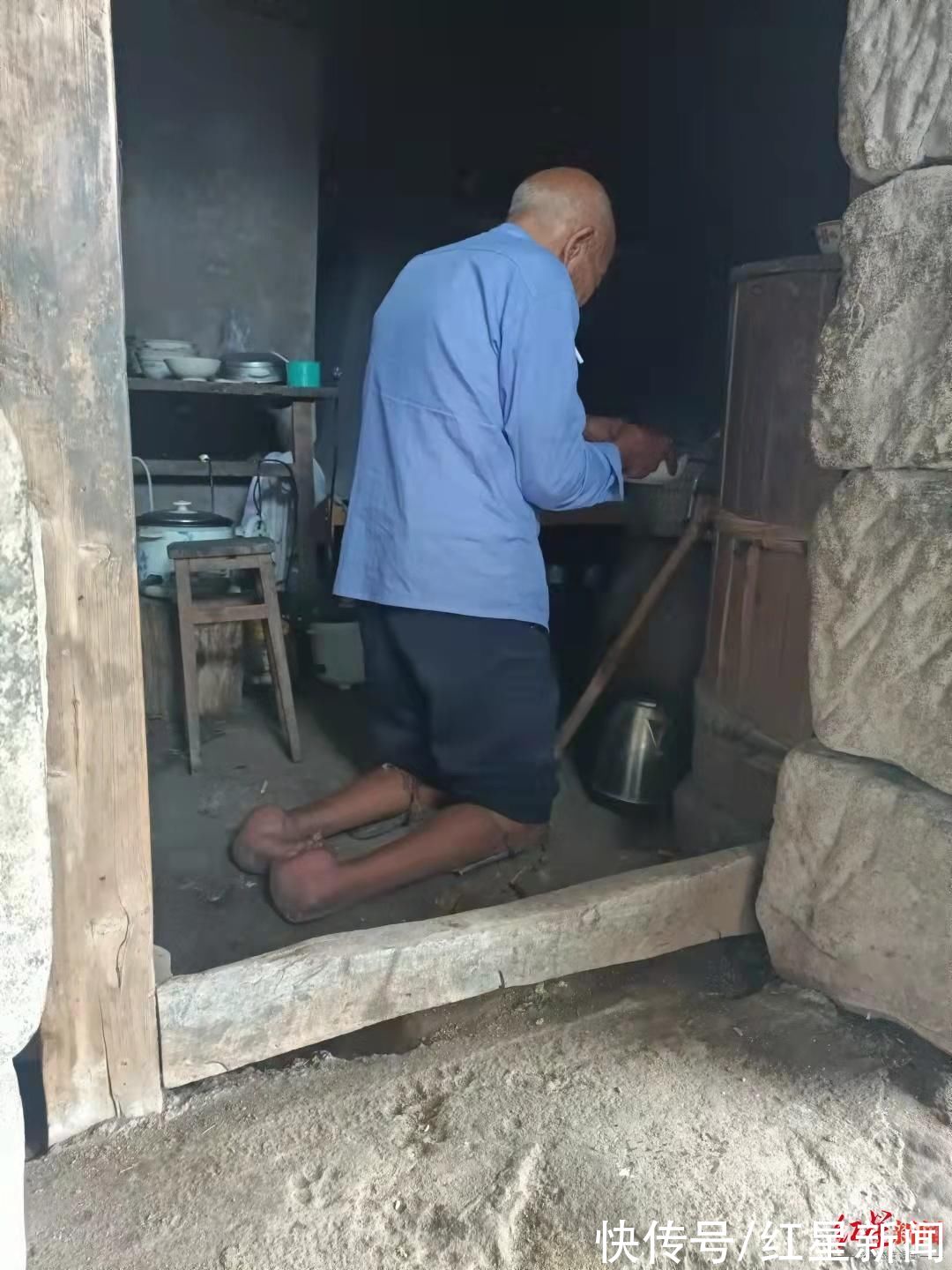 泪目|八旬老人街头跪地行走让网友泪目 记者探访：他先天残疾一生未婚，目前独自生活