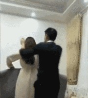 |搞笑GIF:千万别惹女司机,疯起来连自己车都砸!