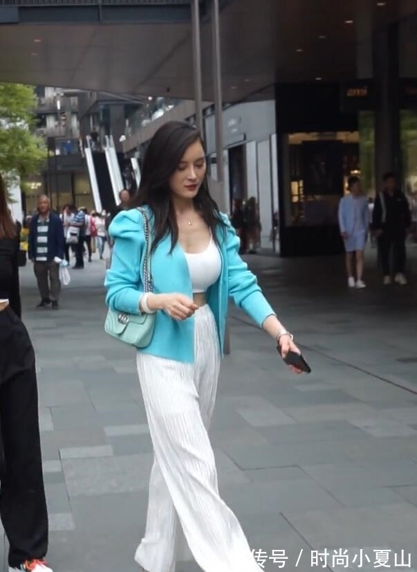 运动背心|运动背心搭上阔腿裤,个性不羁,街头就是她的秀场