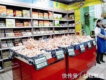 家长们|孩子在超市里打碎一盒鸡蛋,店员要求10倍赔偿,母亲的做法被称赞