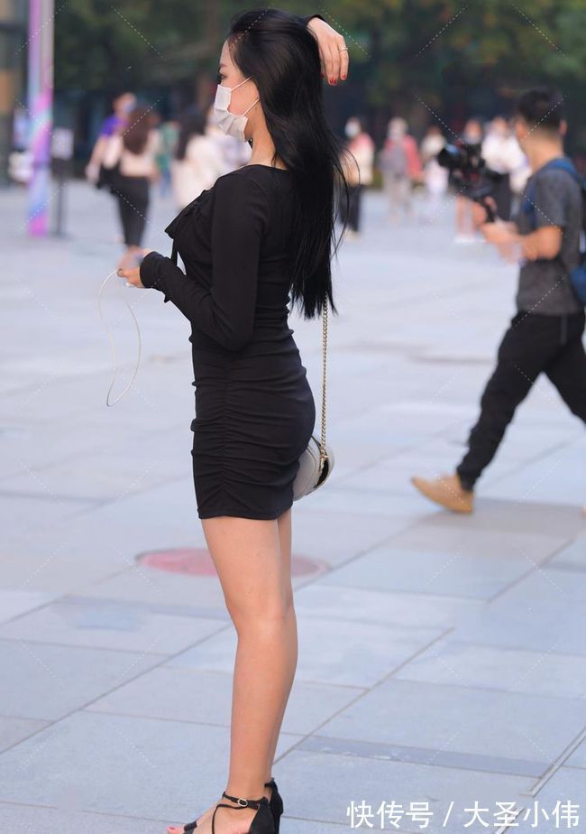 绑带 美女街拍:纯黑色可爱淑女褶皱裙,深沉又甜美,满满少女感