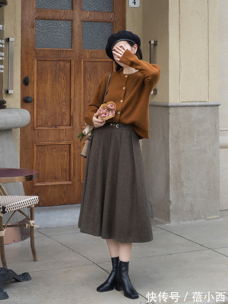 百褶半身裙|奔三奔四的女性少穿牛仔裤,试试这几条半身裙,高级优雅还显腿长