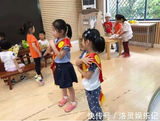 表情|萌娃喝果汁,戏精附体表情丰富,网友:完美模仿了宝爸的姿态