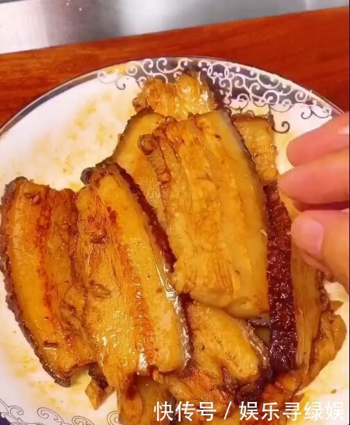 农村厨师告诉你梅菜扣肉的正宗做法,肥而不腻,比饭店的好吃10倍