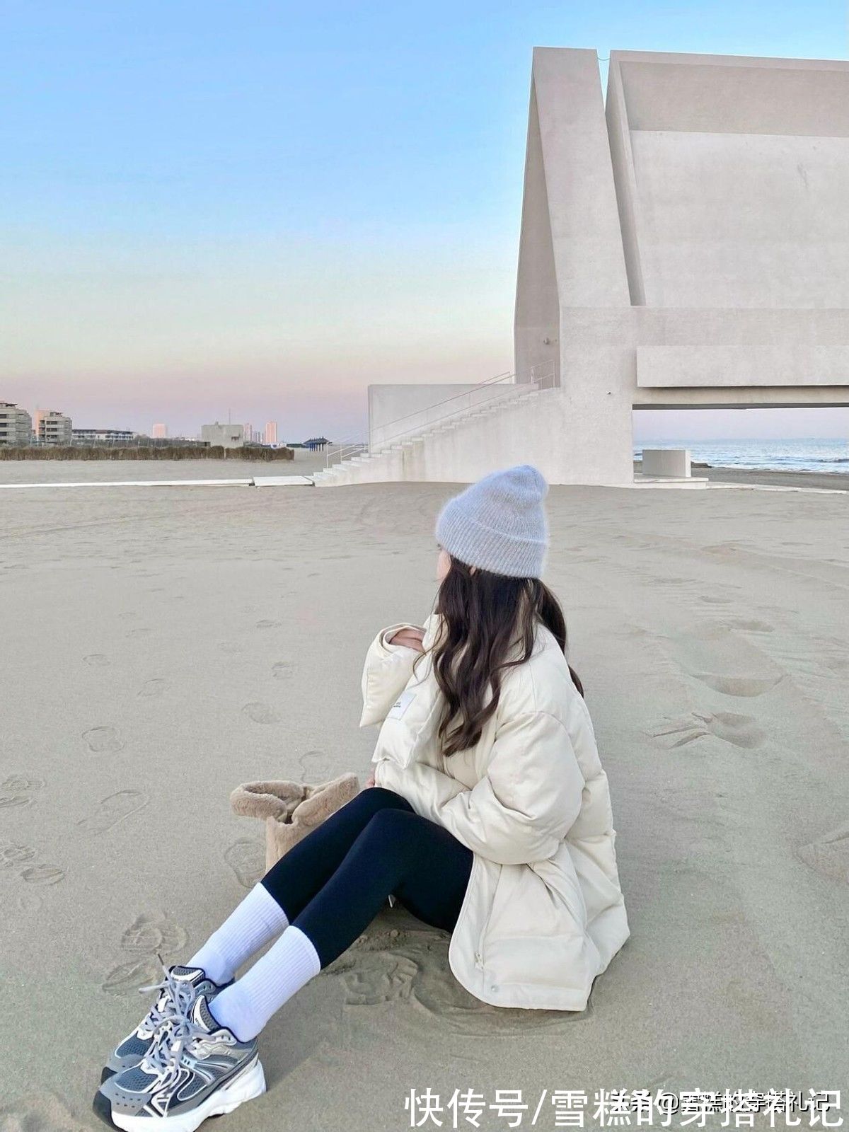 短靴 扔掉阔腿裤吧!今年流行穿“鲨鱼裤”,配上短靴、老爹鞋太时髦了