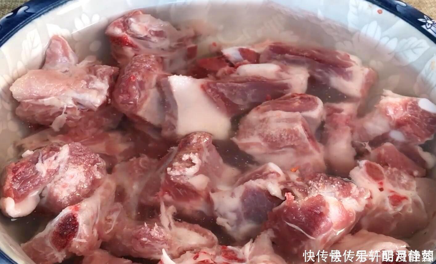 肉质|排骨直接焯水就错了，大厨教你正确做法，肉质软嫩入味，不腥不柴