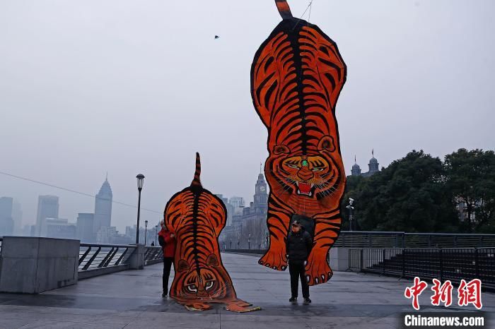 合影留念$民众在上海外滩迎2022年春节