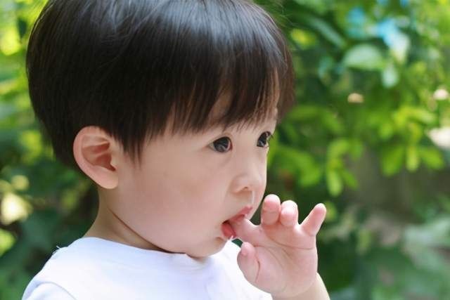 喜欢|宝宝喜欢“啃手指”，家长应不应该阻止？这几个方面需要了解