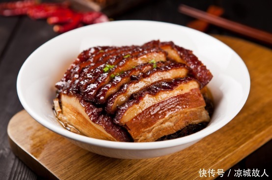 炸扣肉,直接油炸是大错,牢记4个技巧,金黄红润,布满了虎皮泡