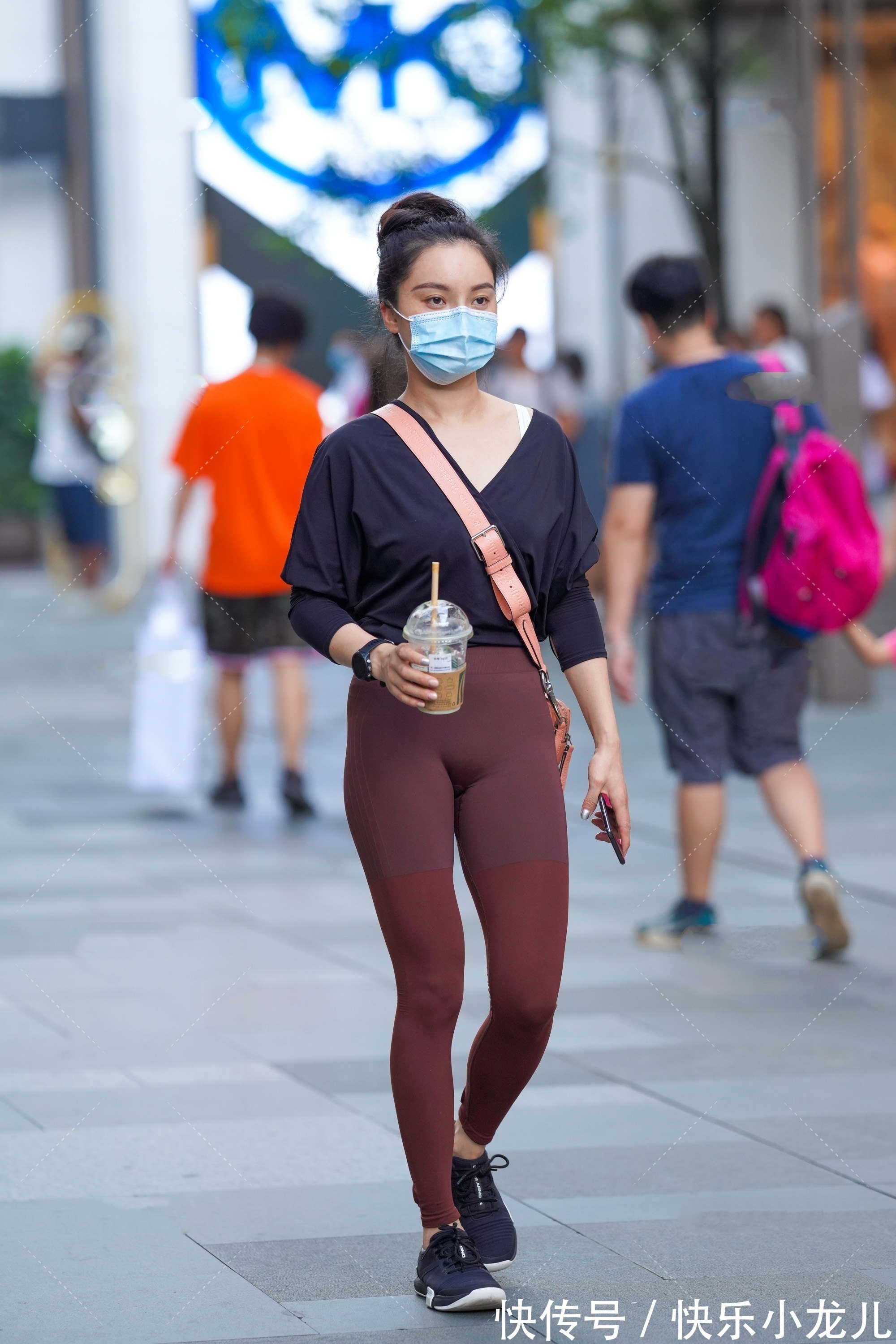 版型 黑色V领宽松上衣搭配渐变色瑜伽裤,时尚大气,彰显好身姿