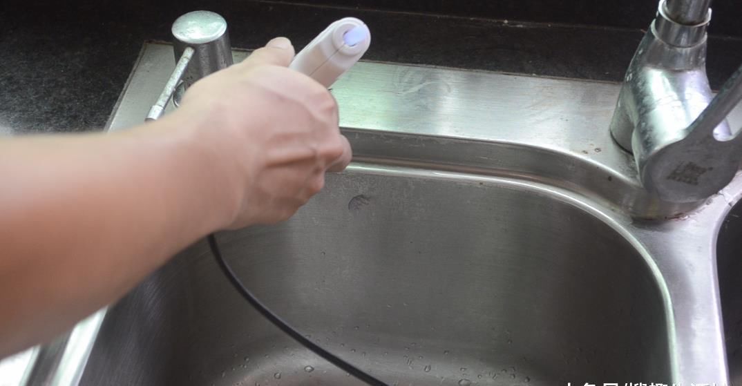 洗菜池边上放一个油桶提手, 作用太棒了, 解决了很多家庭的烦恼