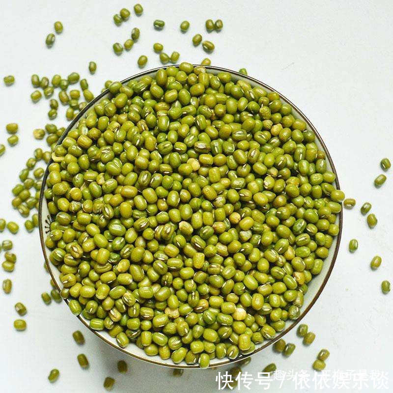 不论绿豆还是红豆,在煮的时候只需要多加1步,煮出来开花软烂