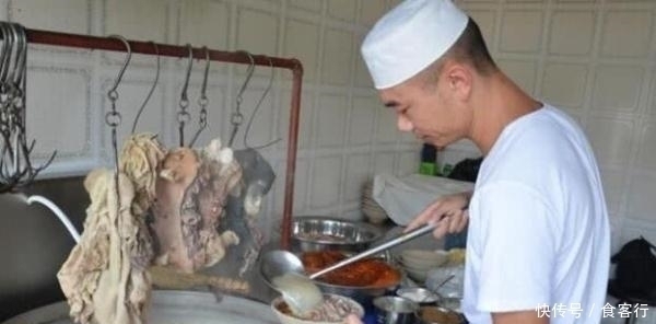 讲价|这碗羊汤小伙卖了30年,50一碗从不讲价,门前每天停满了豪车