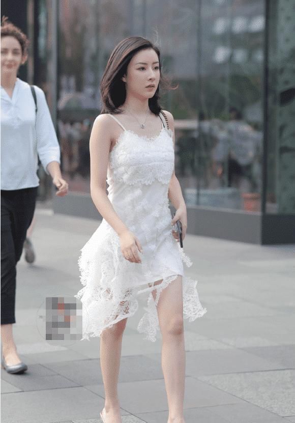 与众不同的白色吊带裙,别具一格的高跟鞋