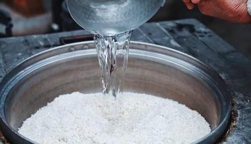 大米|煮饭时，大米究竟洗几次比较好许多人都弄错，难怪米饭不香不软