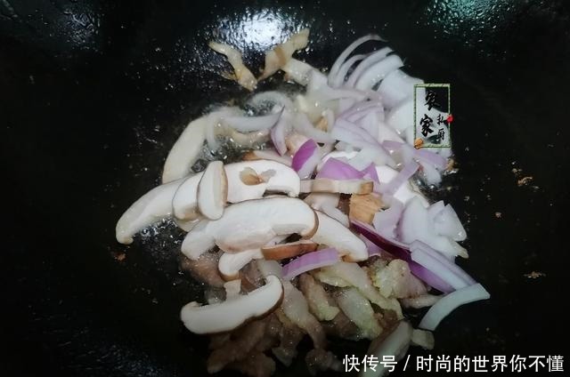 中午到老妈那蹭饭,大碗面一上桌,网友沸腾确定了,绝对是亲妈!