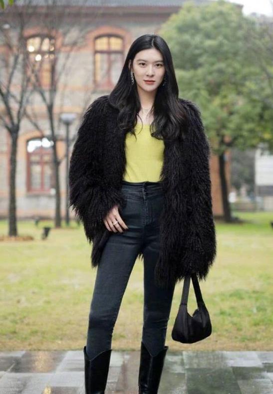 街拍倾城倾国的小美女,身穿露肩连衣裙,女神范十足