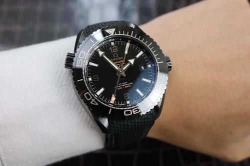 35岁左右爱运动的男士，如何选择欧米茄和劳力士的潜水腕表