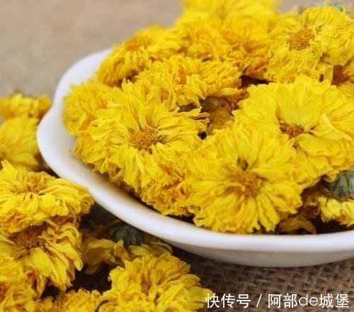 菊花和此物一起泡,睡前喝一杯,祛湿排毒,燃烧身体多余脂肪