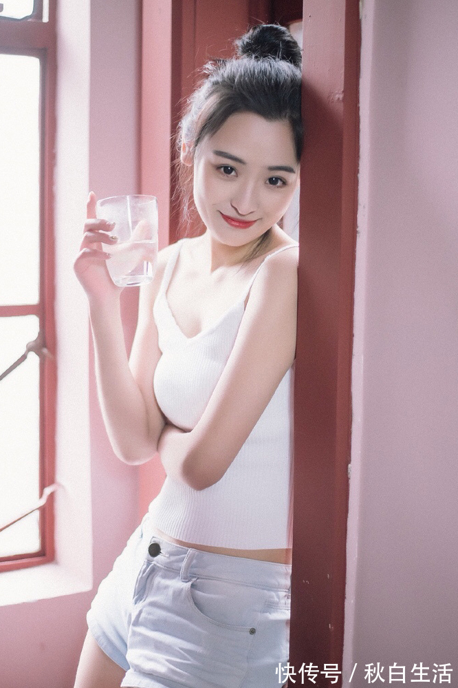 短裤|时尚穿搭第七百三十八期 吊带背心搭配白色短裤美美的家居穿搭