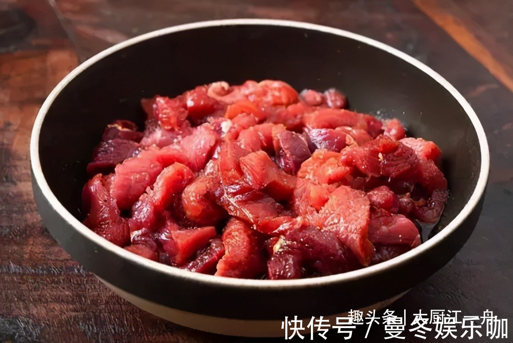 亲爱的|炒牛肉时，切记不要放盐和料酒，否则又柴又难吃，正确做法是这样
