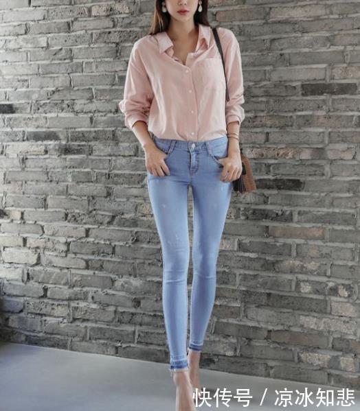 泡泡|泡泡袖上衣,搭配洗水白牛仔裤,打造酷感十足的高街风范