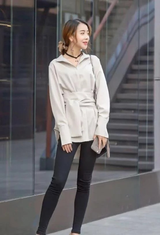 街拍:身材高挑的美女,一条蓝色的连衣裙,青春活力气质