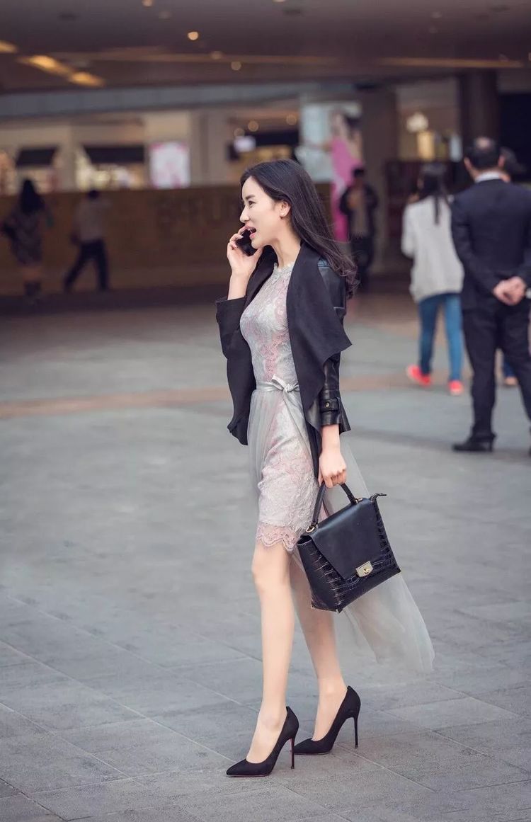 身穿|街拍:美女上身穿一件白色紧身T恤,时尚度很高