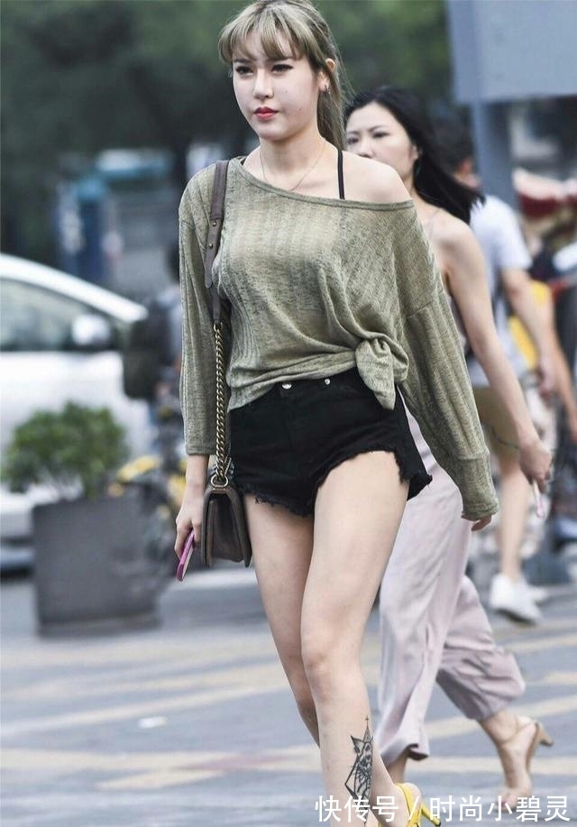 搭配 阿姨的秋季穿搭,从衣服细节"下手",普通的T恤也能有个性十足