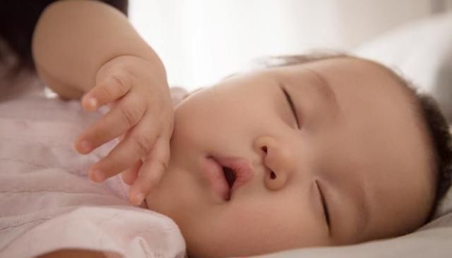 睡眠质量|宝宝睡醒后有这2种表现，说明妈妈很会养孩子，中了的偷着乐吧