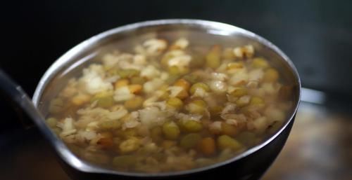 绿豆汤,别直接下锅煮,掌握一个技巧,绿豆10分钟快速软烂开花