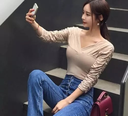 女人们|高腰喇叭牛仔裤,穿出修长的腿部线条,让你更有魅力