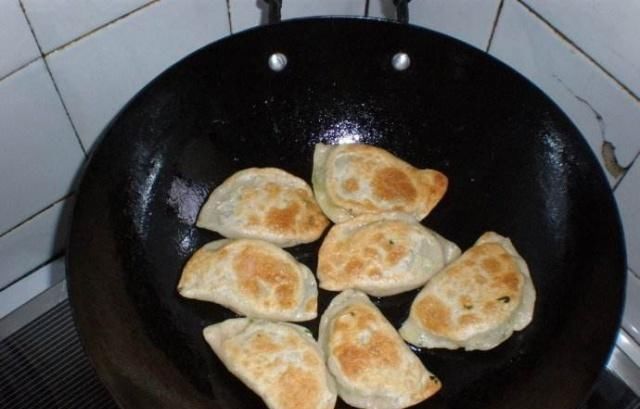 搅拌均匀|老妈教我做韭菜盒子,不发面不揉面,只需这样做,皮薄酥脆零失败