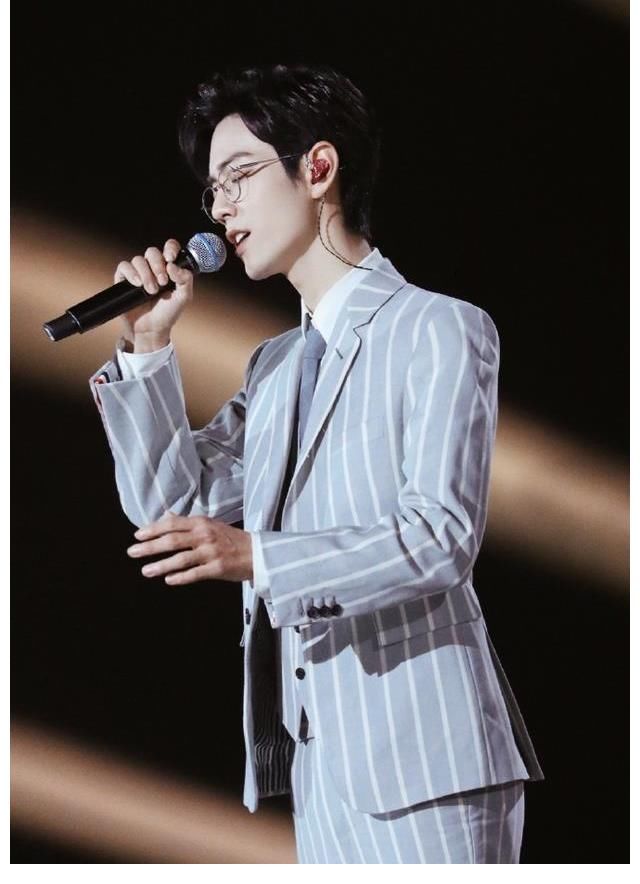 平台|官宣博获赞1005万！平台月度第一！肖战国民度喜人：就是讨人喜欢