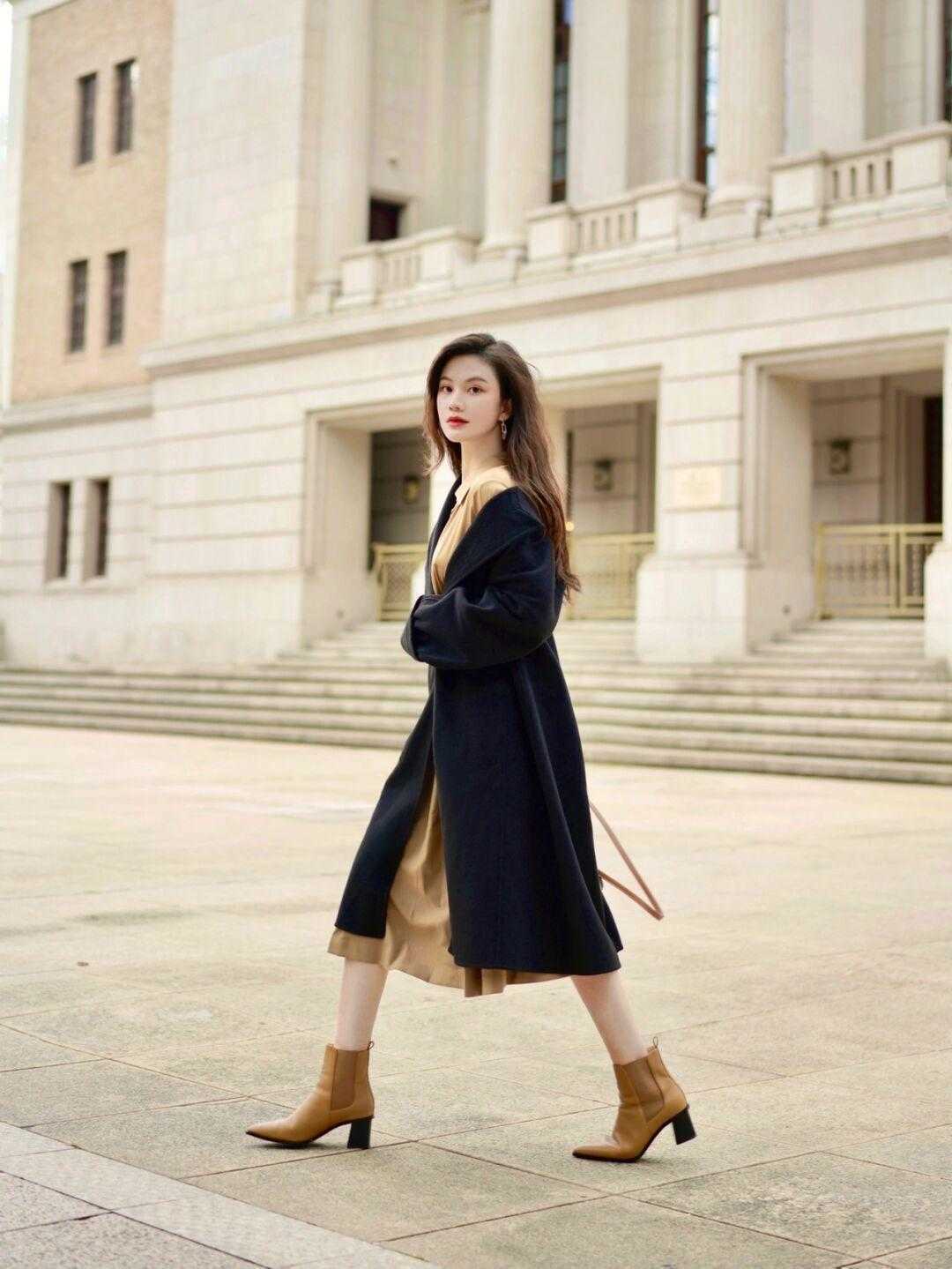 博主 别再用大衣搭配休闲鞋了,试试大衣+及踝靴吧!时髦精致又有气场