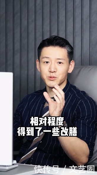 蔡徐坤被质疑整容,男网红回应:他只动了牙齿和下巴,其它地方没喷的