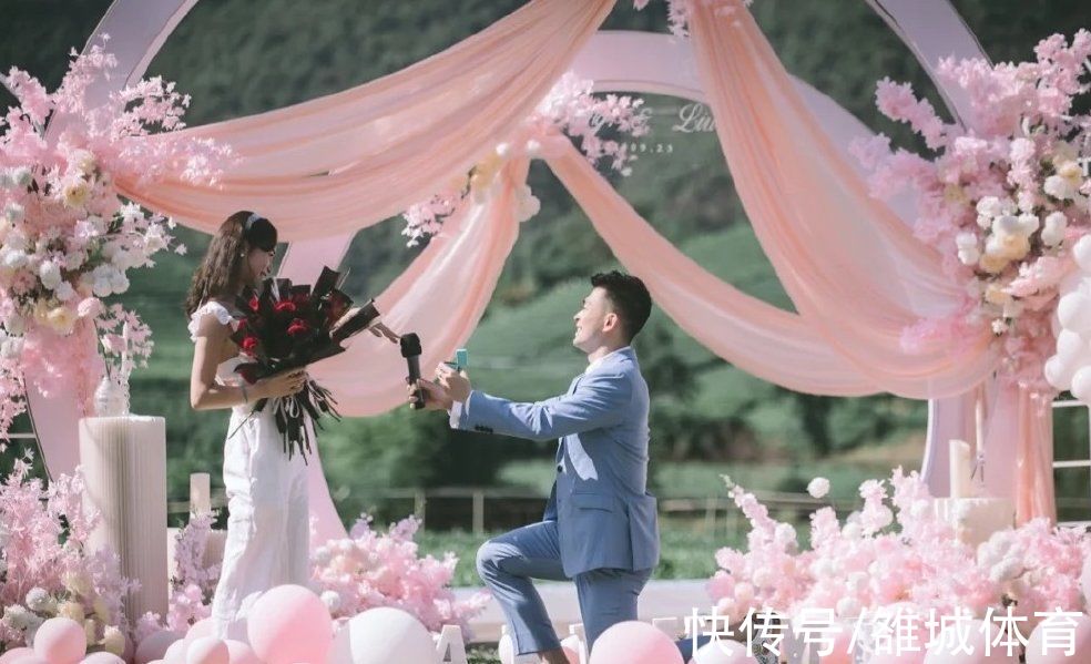 混双|国羽混双名将郑思维求婚成功 黄雅琼在现场见证历史性一刻