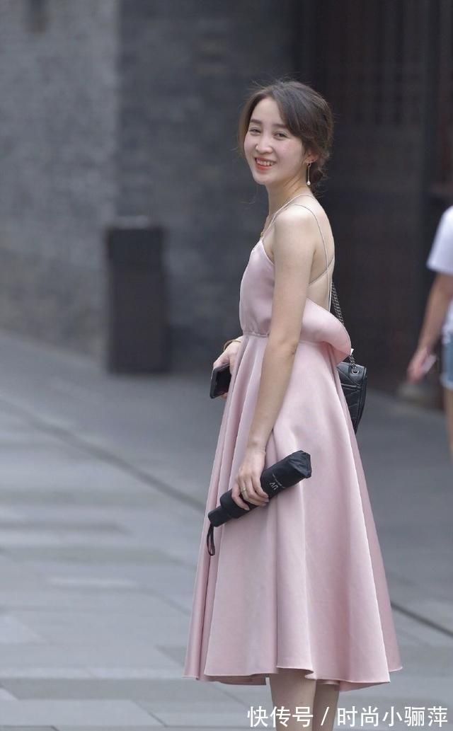 女孩 胯宽腿粗的女孩怎么穿搭?只需一件吊带连衣裙,便可秀出女神范儿