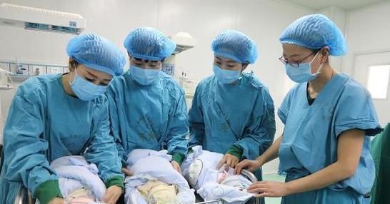 产妇|产妇刚生下男婴,6天后又诞下双胞胎,看到性别爸爸乐坏了