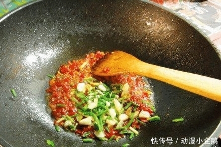 茄子|炒茄子先放油?难怪炒出来的茄子不好吃,大厨来告诉你正确的做法